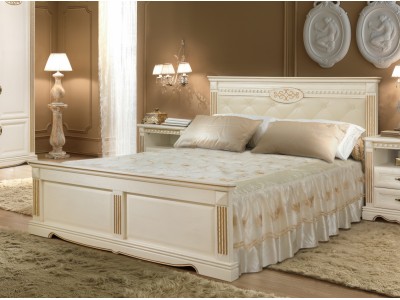 Кровать Афина с декором с мягким изголовьем ваниль с патиной золото
